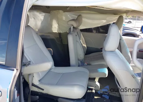 2012 Toyota Sienna Xle V6 8 Passenger z USA, uszkodzony, nr VIN 5TDYK3DC7CS203553